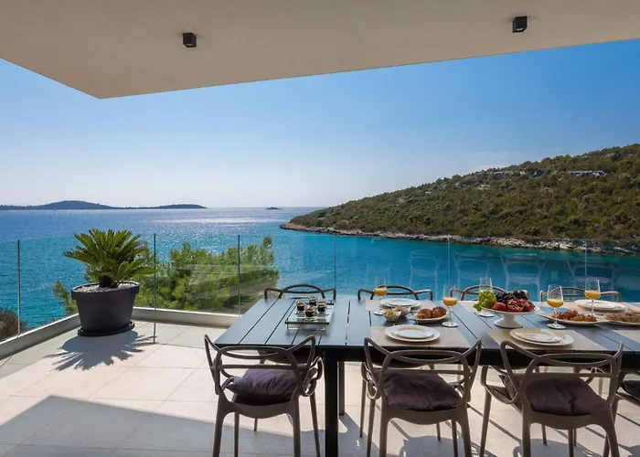 Lijub Seafront - 4 Bedroom - Stunning Sea Views - Gym And Wifi Трогір