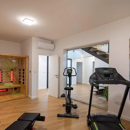 Villa Lijub Seafront - 4 Bedroom - Stunning Sea Views - Gym And Wifi