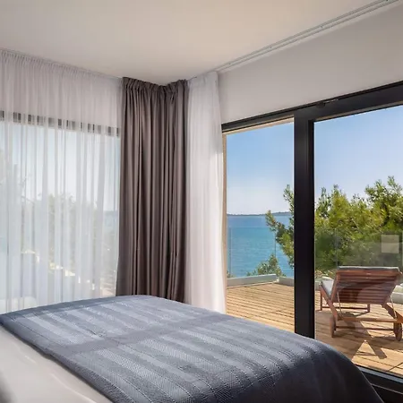 Lijub Seafront - 4 Bedroom - Stunning Sea Views - Gym And Wifi فيلة