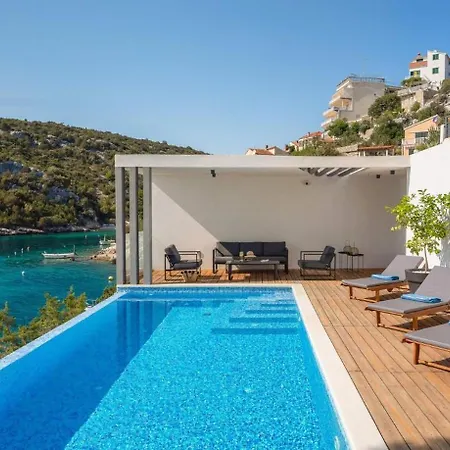 Lijub Seafront - 4 Bedroom - Stunning Sea Views - Gym And Wifi Trogir