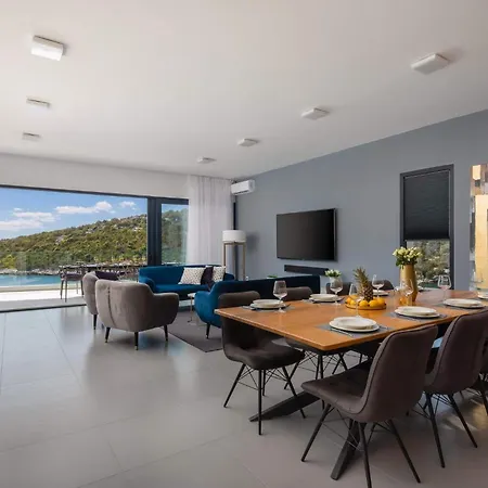 Lijub Seafront - 4 Bedroom - Stunning Sea Views - Gym And Wifi فيلة