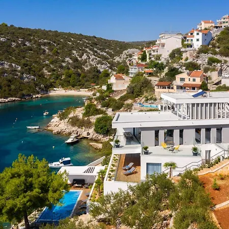 Lijub Seafront - 4 Bedroom - Stunning Sea Views - Gym And Wifi