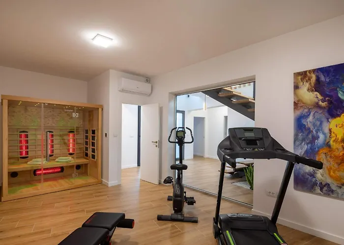 Villa Lijub Seafront - 4 Bedroom - Stunning Sea Views - Gym And Wifi
