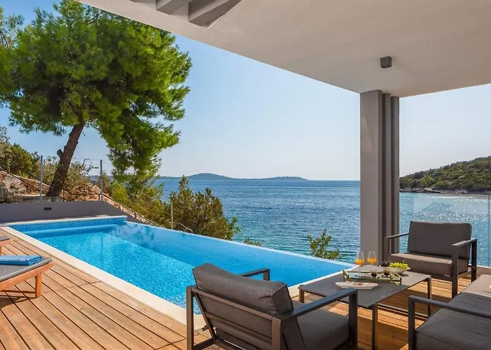 Villa Lijub Seafront - 4 Bedroom - Stunning Sea Views - Gym And Wifi Trogir
